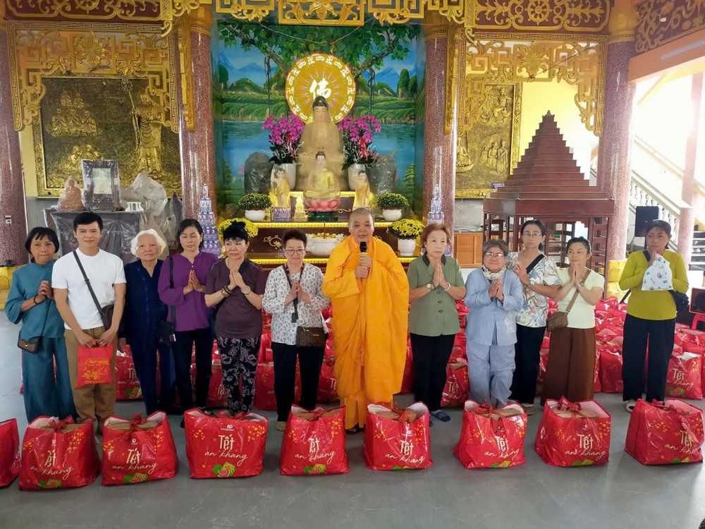 Đồng Tháp: Tịnh xá Ngọc Nguyên tổ chức phát quà Tết - san sẻ yêu thương cho bà con khó khăn 