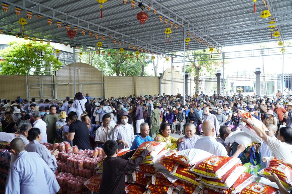 Đồng Tháp: Đạo tràng chùa Hưng Thiền tổ chức phiên chợ 0 đồng hỗ trợ các hộ khó khăn và người khiếm thị