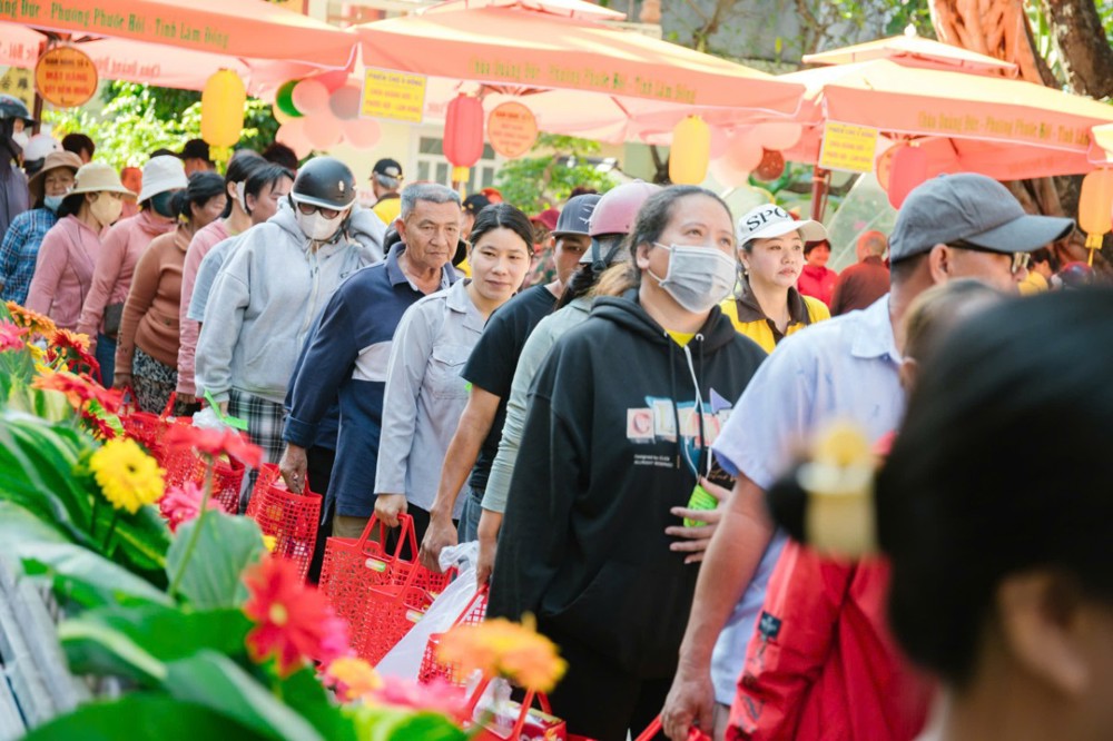 Lâm Đồng: Chùa Quảng Đức tổ chức phiên chợ 0 đồng lan tỏa yêu thương nhân dịp xuân Bính Ngọ