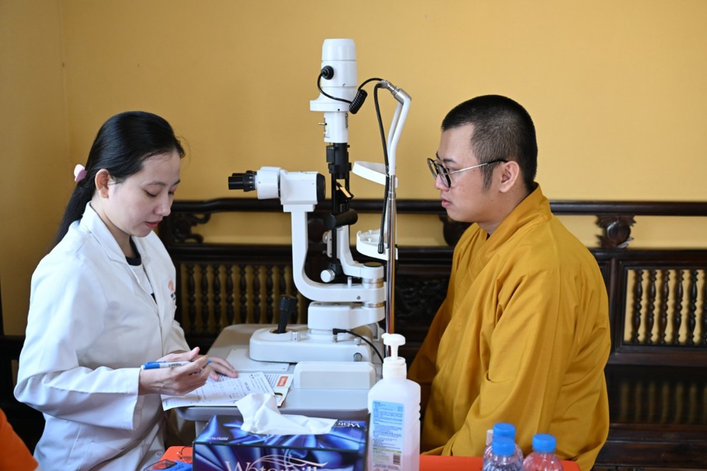 Tây Ninh: Chùa Long Bửu phối hợp Bệnh viện Mắt Việt khám, chăm sóc sức khỏe mắt miễn phí cho người dân