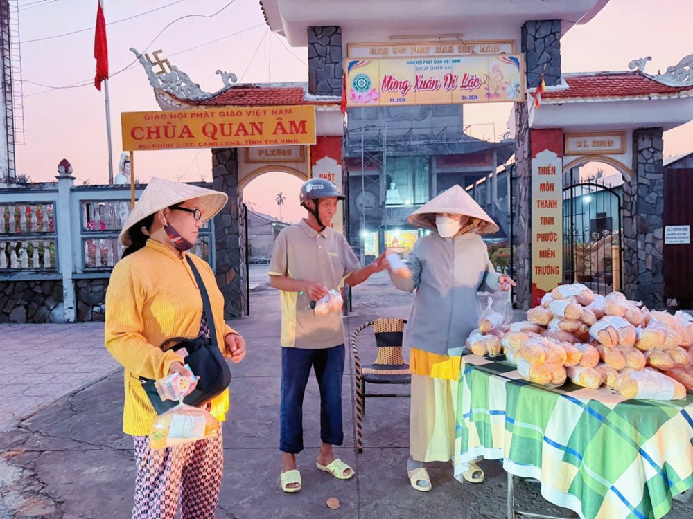 Vĩnh Long: Chùa Quan Âm trao 1.000 “Phần bánh mì yêu thương” đến bà con khó khăn