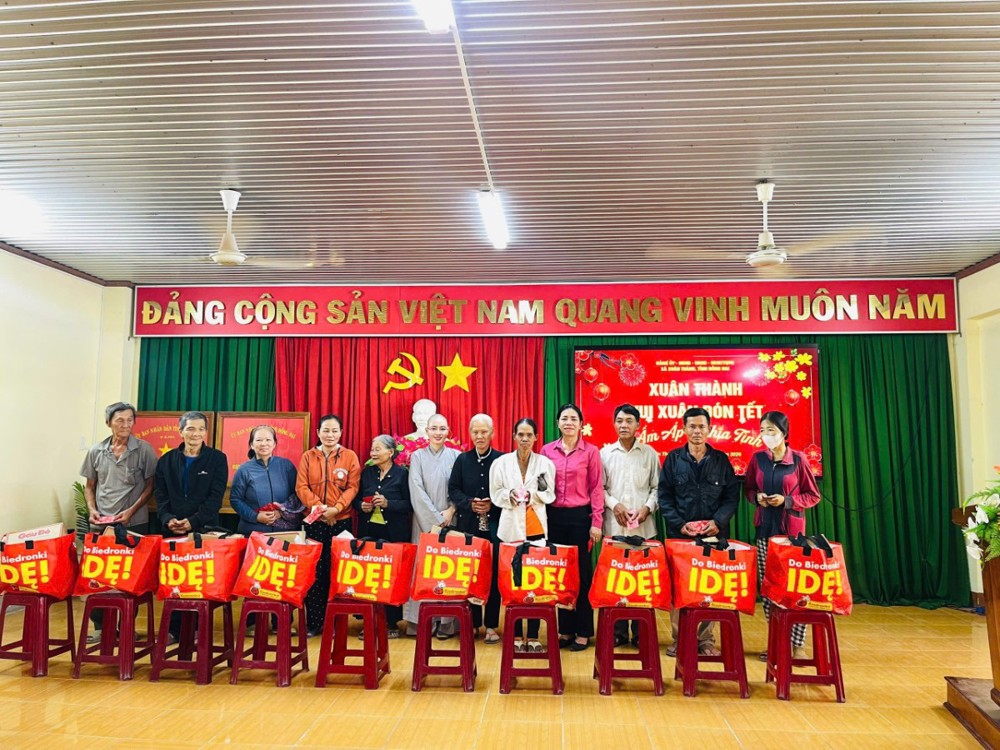 Đồng Nai: Chùa Thanh Lương, xã Xuân Thành tặng quà Tết đến những gia đình có hoàn cảnh đặc biệt khó khăn tại địa phương