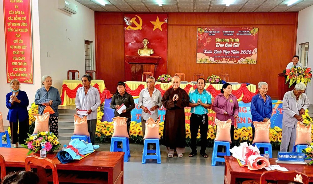 Trao tặng 300 phần quà Xuân cho bà con khó khăn tại tỉnh Vĩnh Long