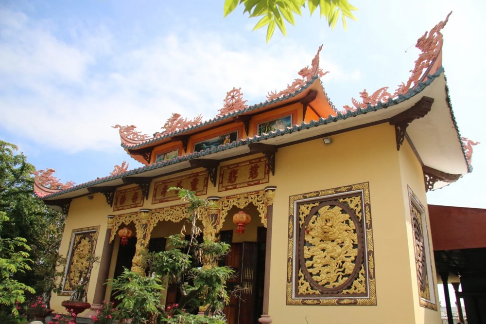 Chùa Linh Nghĩa và tảng đá khắc chữ "Nghĩa Trũng Xứ"