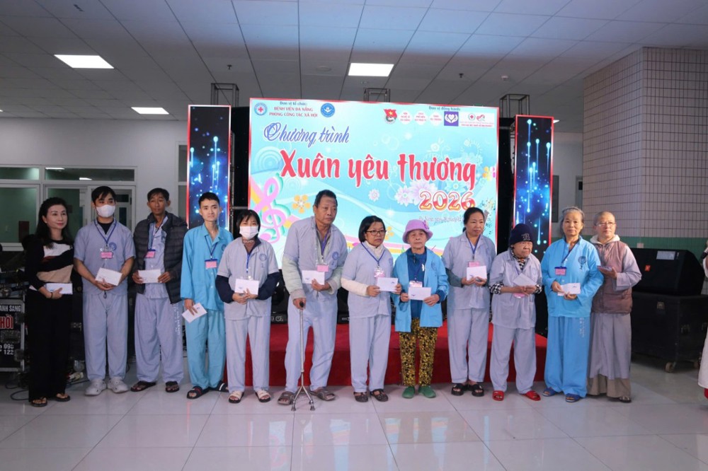 Đà Nẵng: chùa Phổ Hiền tặng quà cho bệnh nhân khó khăn và người khiếm thị