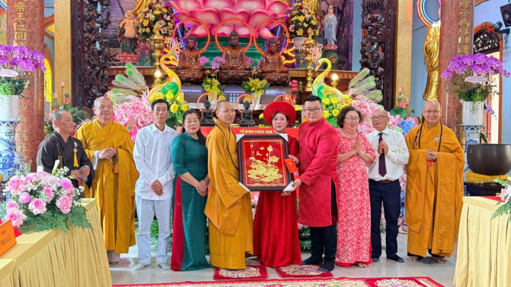 TP.HCM: Tổ đình chùa Vạn Thọ trang trọng tổ chức lễ hằng thuận cho đôi Phật tử trẻ