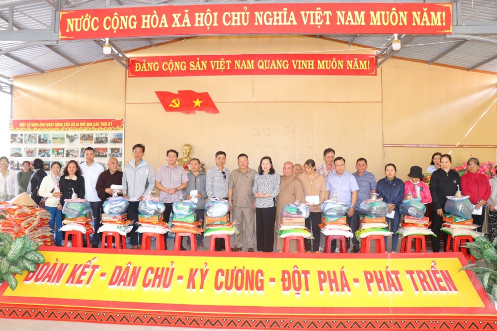 Vĩnh Long: Ban Trị sự Phật giáo tỉnh Vĩnh Long Trao tặng 1000 phần quà cho đồng bào tỉnh Đắk Lắk