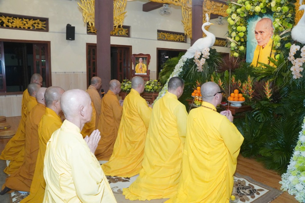 TP.HCM: Lễ thắp nến tri ân ân sư tại chùa Vạn Thiện