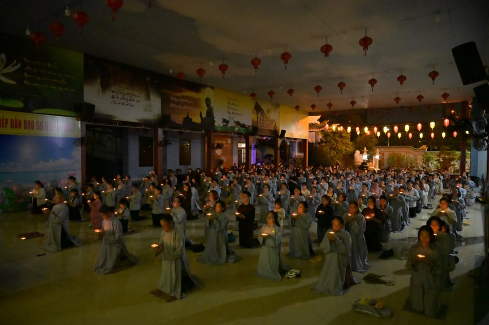 Đà Nẵng: chùa Bà Đa dâng hoa đăng kỷ niệm ngày Đức Phật thành đạo