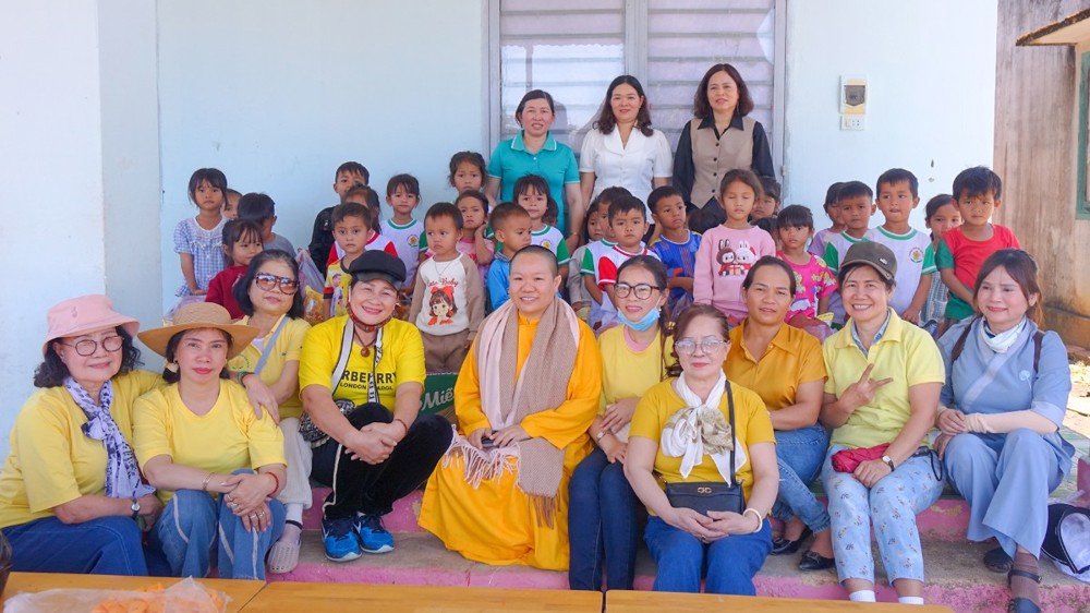 Quảng Ngãi: Tịnh xá Ngọc Hòa đem hơi ấm tình thương đến với các cháu học sinh Mầm Non vùng sâu, vùng xa