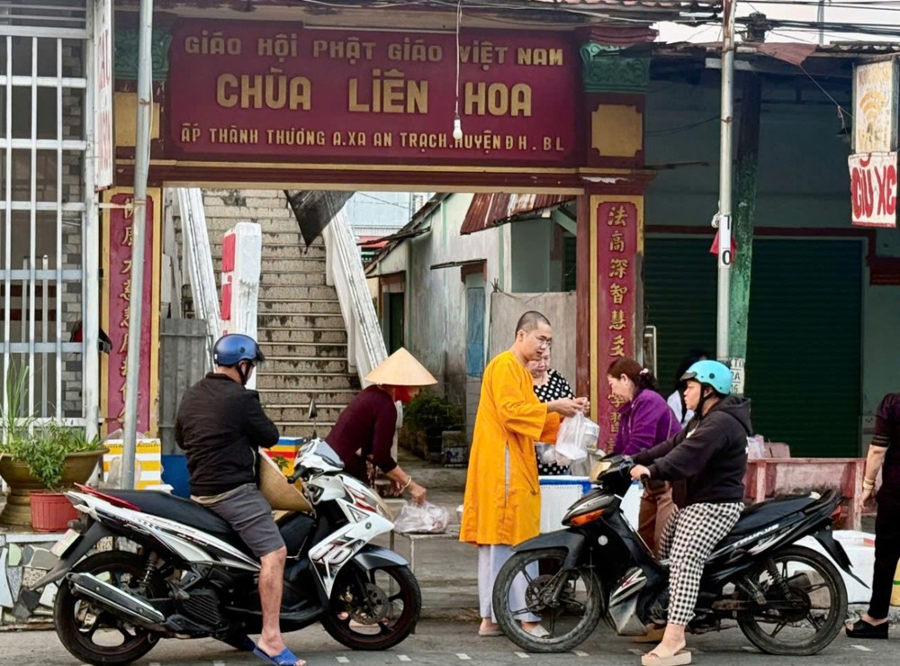 Cà Mau: Chùa Liên Hoa tiếp nối hoạt động trao hơn 900 suất ăn chay