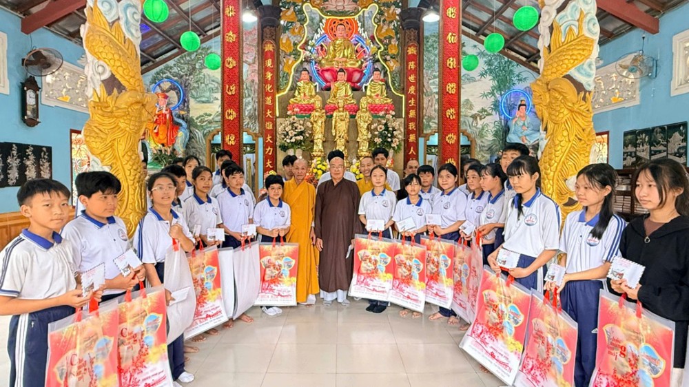 Đồng Tháp: Chùa Kim Thiền tổ chức lễ tổng kết khóa tu cuối năm và trao học bổng cho học sinh nghèo hiếu học