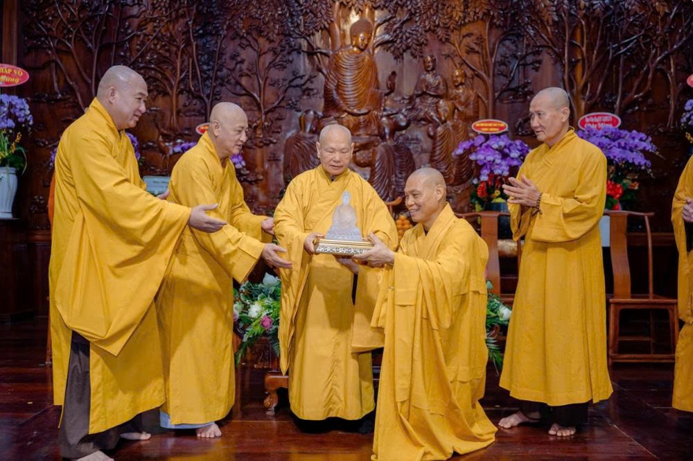 Trưởng lão Hòa thượng Chủ tịch quang lâm chúc mừng Kỷ niệm 120 năm thành lập Tu viện Khánh An