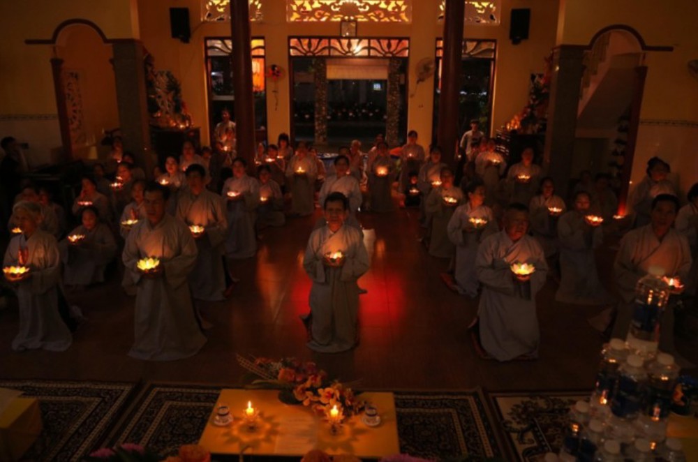 TP.HCM: Đêm hoa đăng kỷ niệm Đức Phật A Di Đà tại chùa Chánh Thiên