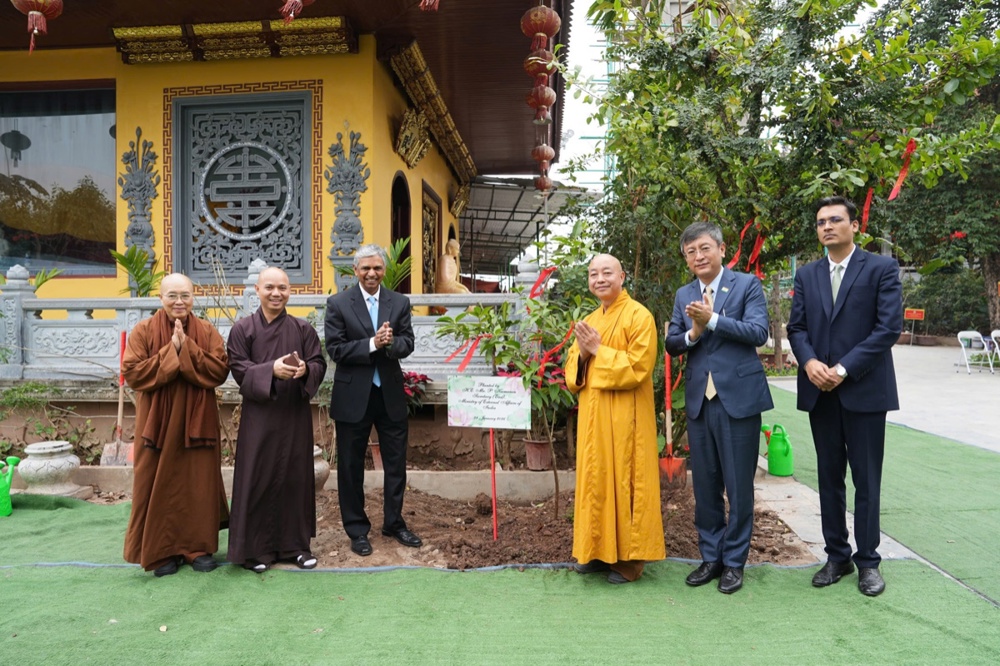 Thứ trưởng bộ Ngoại giao Ấn Độ thăm và trồng cây lưu niệm tại chùa Pháp Vân