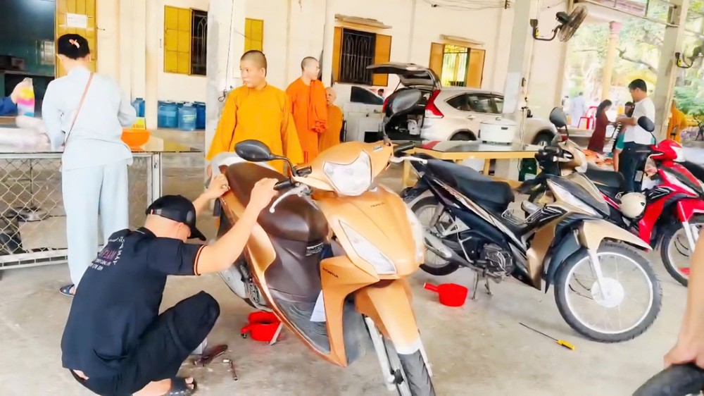 TP.HCM: Đoàn từ thiện Viết Lãm bảo dưỡng xe máy cho Tăng Ni khu vực núi Dinh
