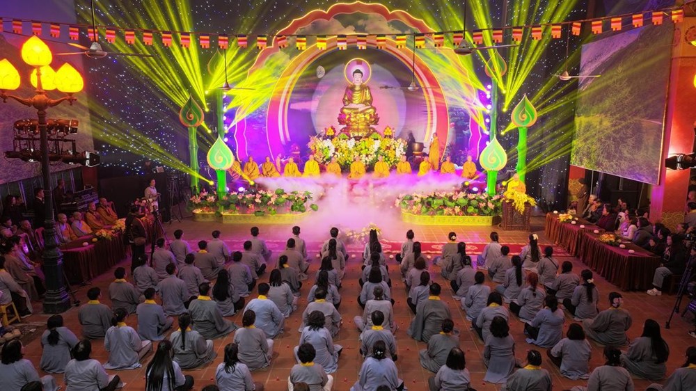 Hà Nội: Lung linh ánh sáng giác ngộ trong Đêm hội Hoa đăng mừng Đức Phật Thành đạo tại chùa Bằng