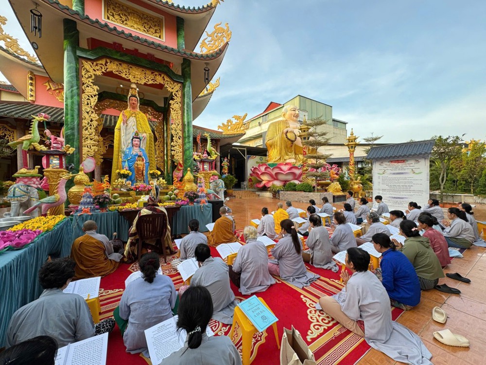 Đồng Tháp: Chùa Phước An (xã Gia Thuận) trang nghiêm lễ hoa đăng kính mừng ngày Khánh đản Đức Phật A Di Đà