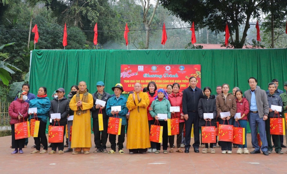 Tuyên Quang: Trao quà từ thiện “Tết nhân ái - xuân Bính Ngọ 2026” tại chùa Sùng Khánh.