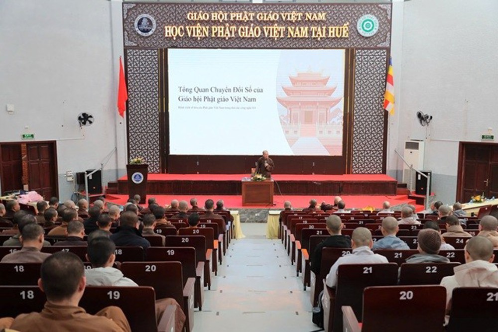 Thượng toạ Thích Minh Nhẫn thuyết trình về Chuyển đổi số của GHPGVN tại Học viện Phật giáo Việt Nam tại Huế
