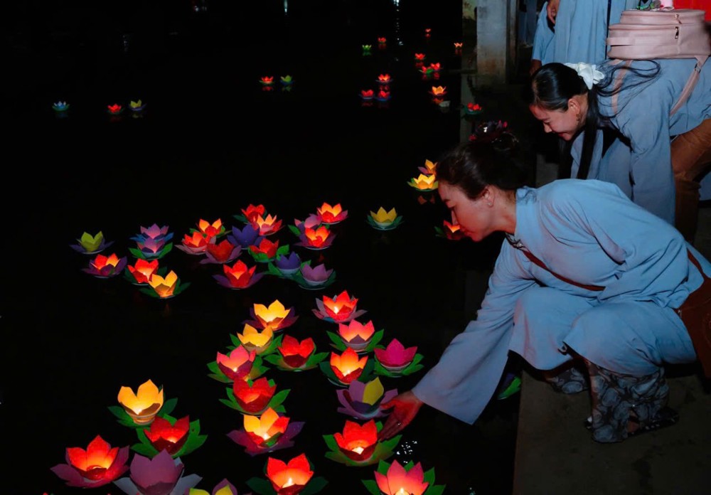 Cà Mau: Chùa Liên Hoa rực sáng hàng ngàn hoa đăng mừng khánh đản Đức Phật A Di Đà