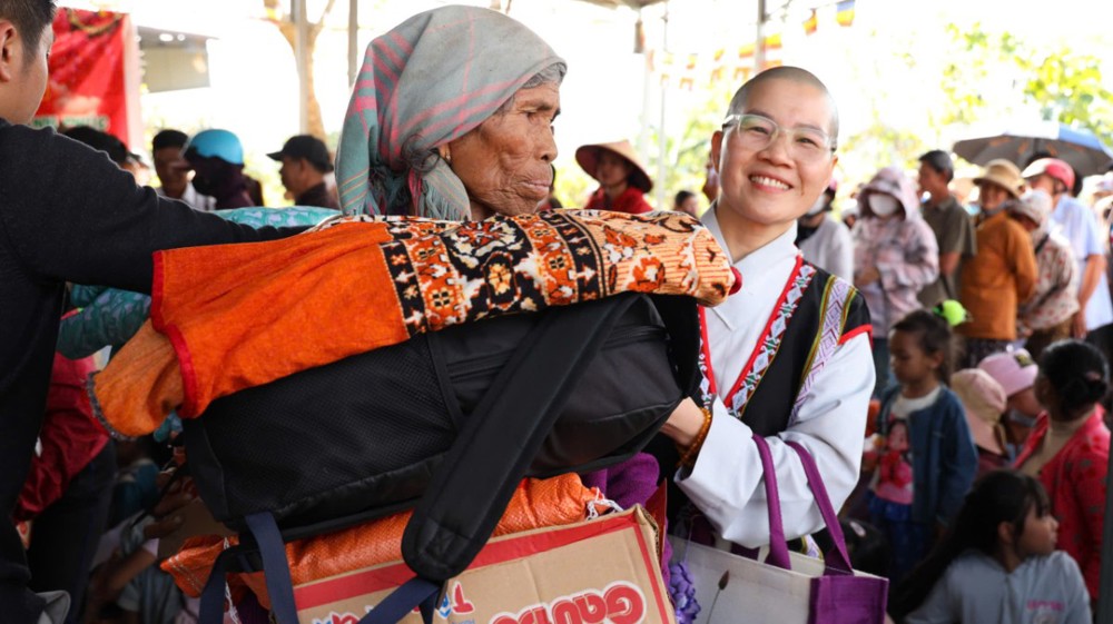 Đắk Lắk: Đạo tràng Cát Tường trao tặng 300 phần quà ấm áp nghĩa tình đến đồng bào Ê Đê vùng cao M’Đrắk