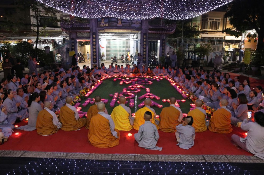 Đà Nẵng: Pháp hội hoa đăng mừng Khánh đản Đức Phật A Di Đà tại chùa Phổ Hiền