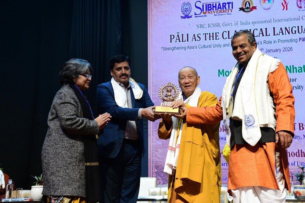 Hòa thượng Thích Tâm Trí với giải thưởng “Nhà giáo Toàn cầu” trong hội thảo quốc tế “Pāli là cổ ngữ Ấn Độ”