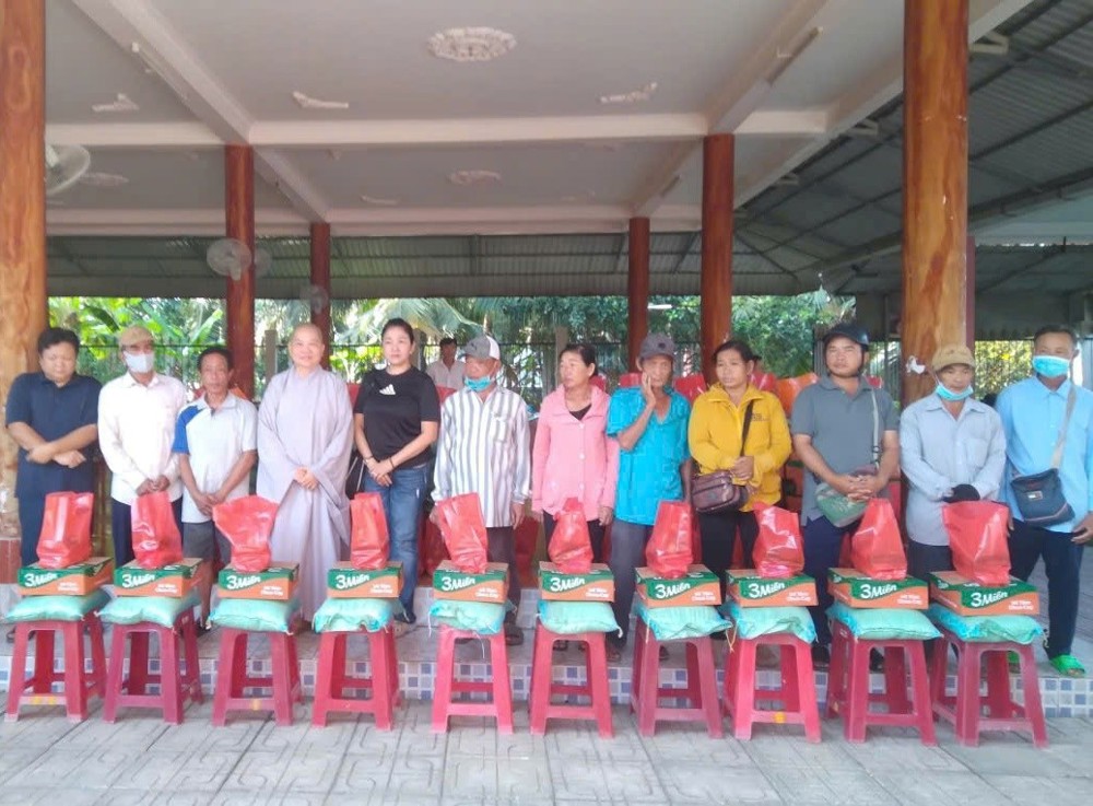 Bến Tre: Chùa Từ Huệ trao quà Tết sẻ chia yêu thương đến người nghèo và gia đình nạn nhân chất độc da cam