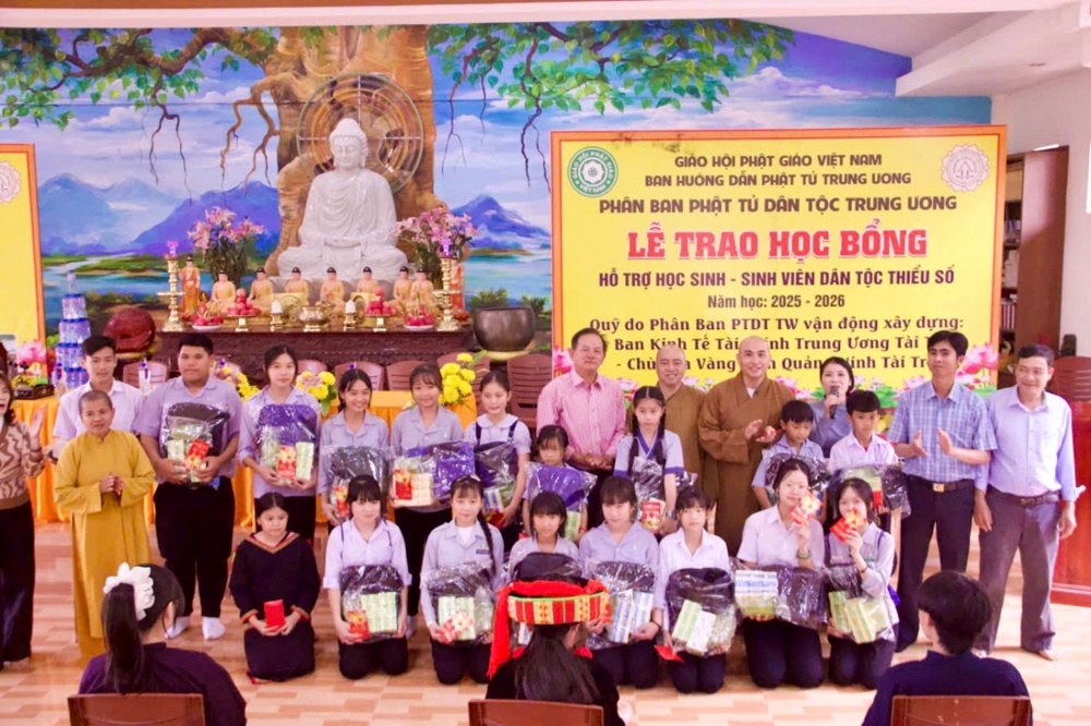 Đắk Lắk: Trao học bổng kỳ II cho học sinh dân tộc thiểu số tại xã Đức Bình