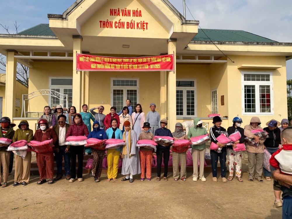Đà Nẵng: Tổ đình Bảo Quang sư nữ tặng quà cho bà con khó khăn tại Quảng Trị
