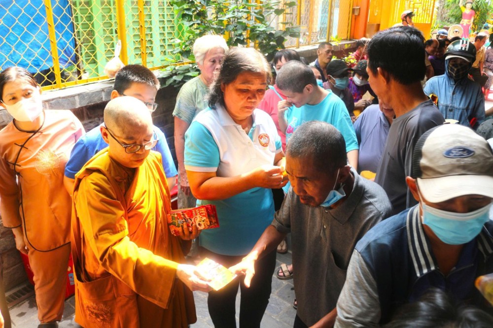 TP.HCM: Tịnh xá Ngọc Sơn trao quà Tết cho người khiếm thị mừng Xuân Bính Ngọ