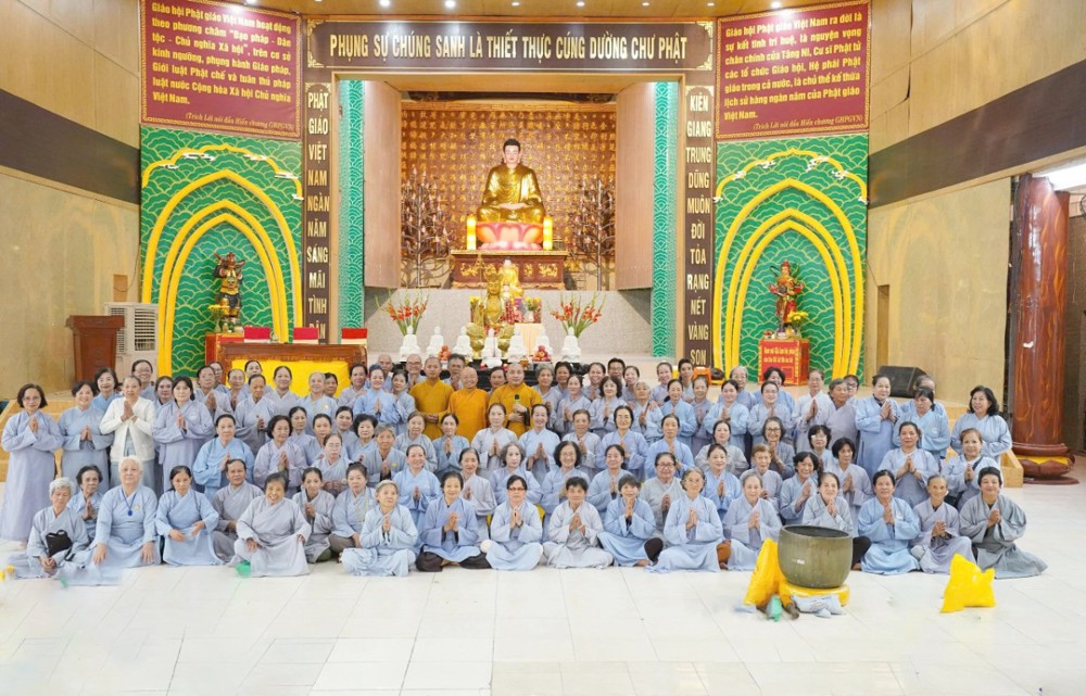 An Giang: Chùa Phật Quang tổ chức khóa tu Bát quan trai và tổng kết đạo tràng tu học năm 2025