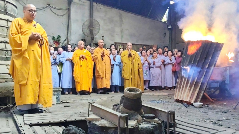 Khánh Hòa: Chùa Phật giáo Khánh Vĩnh tổ chức lễ rót đồng đúc Đại Hồng chung