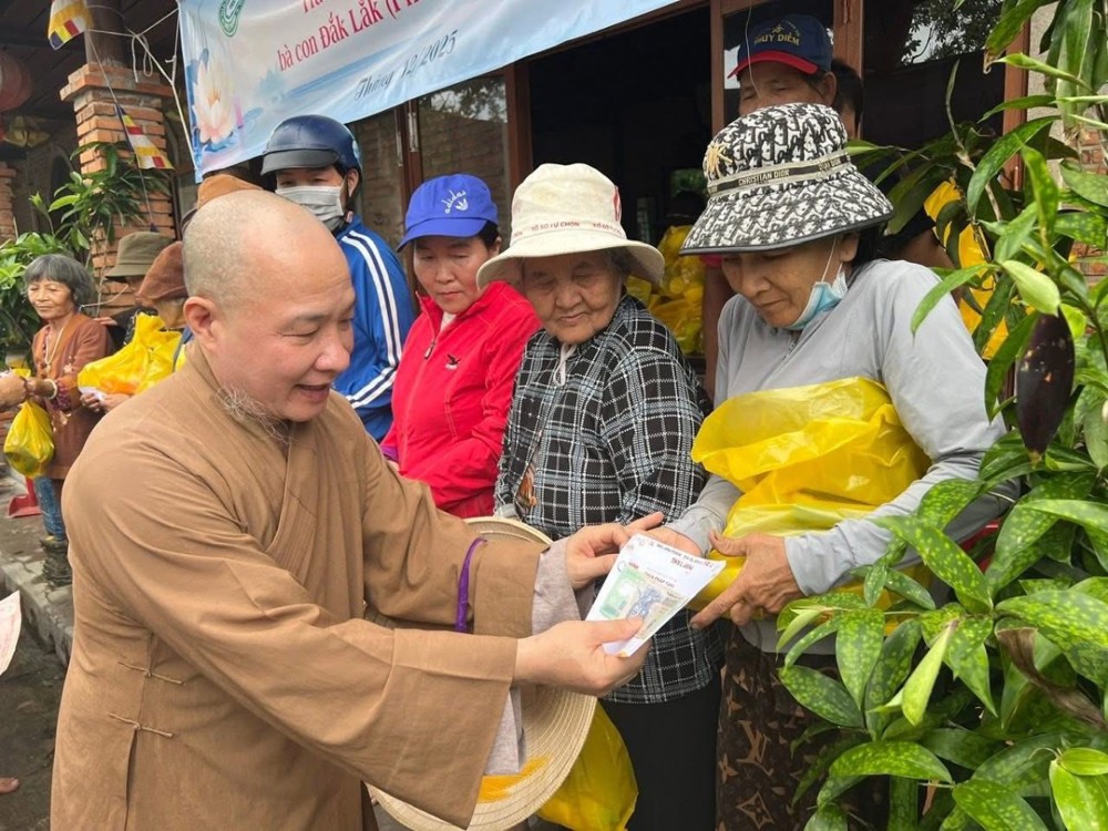 Đắk Lắk: Đoàn từ thiện trao quà hỗ trợ bà con bị thiệt hại do mưa lũ tại Phú Yên