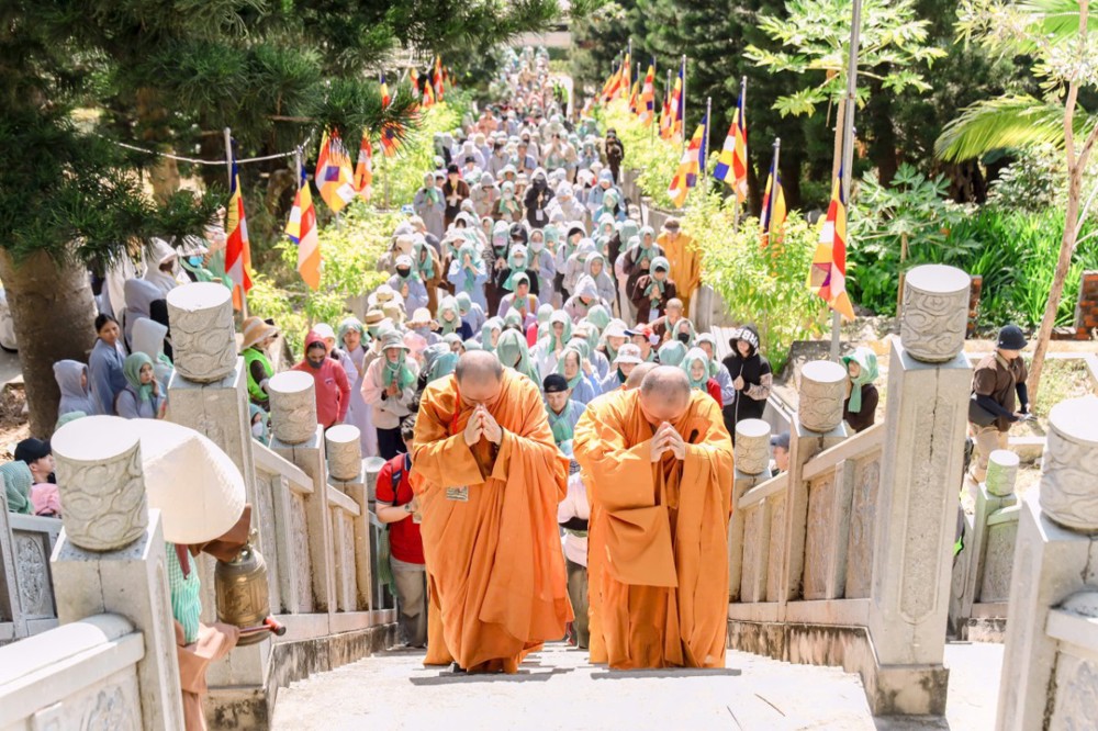 Lâm Đồng: Câu lạc bộ Tuổi trẻ Phật giáo Miền Nguyên Hương lần thứ ba tổ chức khóa lễ Tam bộ nhất bái kỷ niệm Đức Phật thành đạo