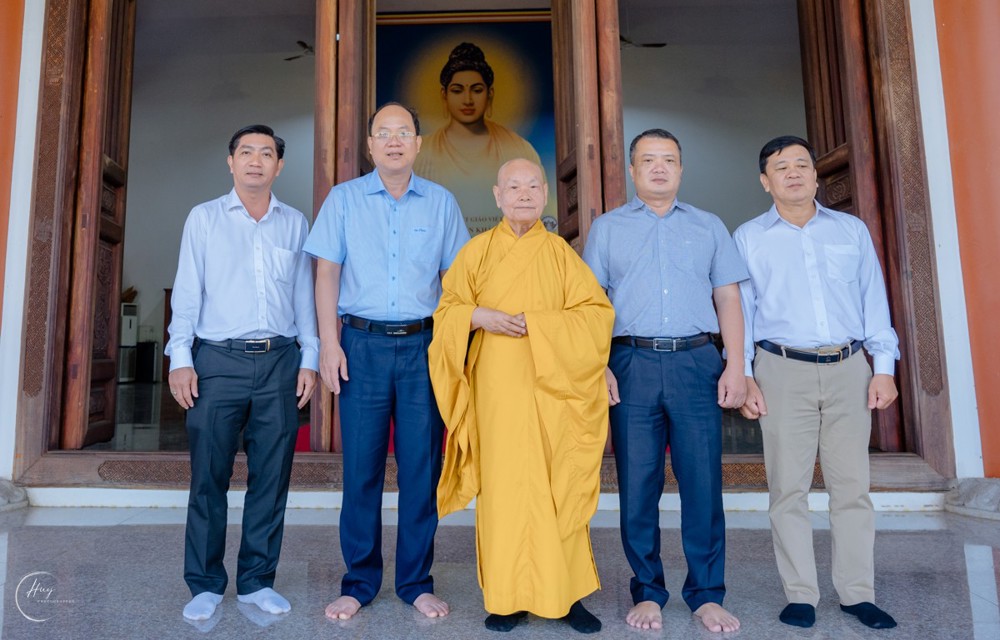 Bí thư Tỉnh ủy Cà Mau thăm, chúc Tết Trưởng lão Hòa thượng Chủ tịch