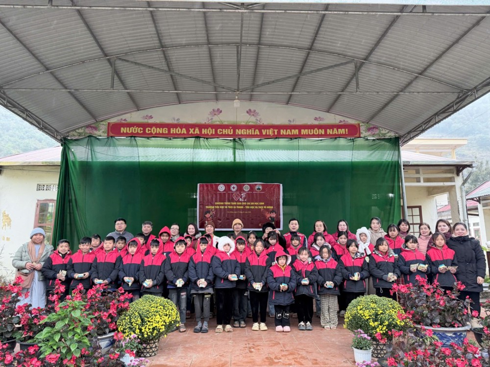 Cao Bằng: Trao tặng 888 áo ấm cho trẻ em vùng cao đón Xuân Bính Ngọ 2026