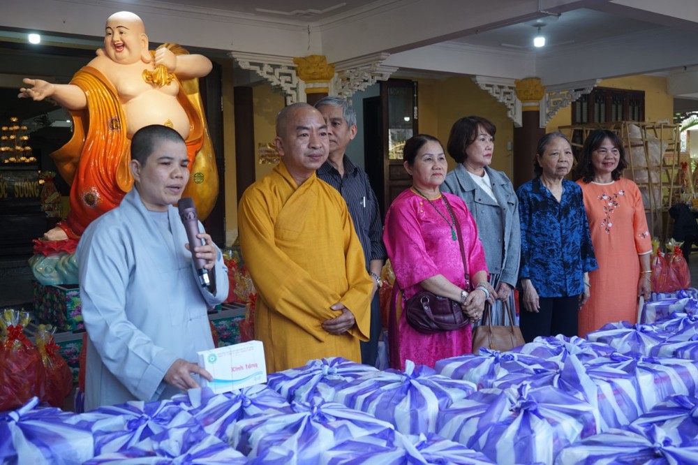 Đà Nẵng: Ban từ thiện thành phố, đạo tràng Amita và phòng văn hoá phẩm Phật giáo Quảng Châu tặng quà tết cho bà con khó khăn.