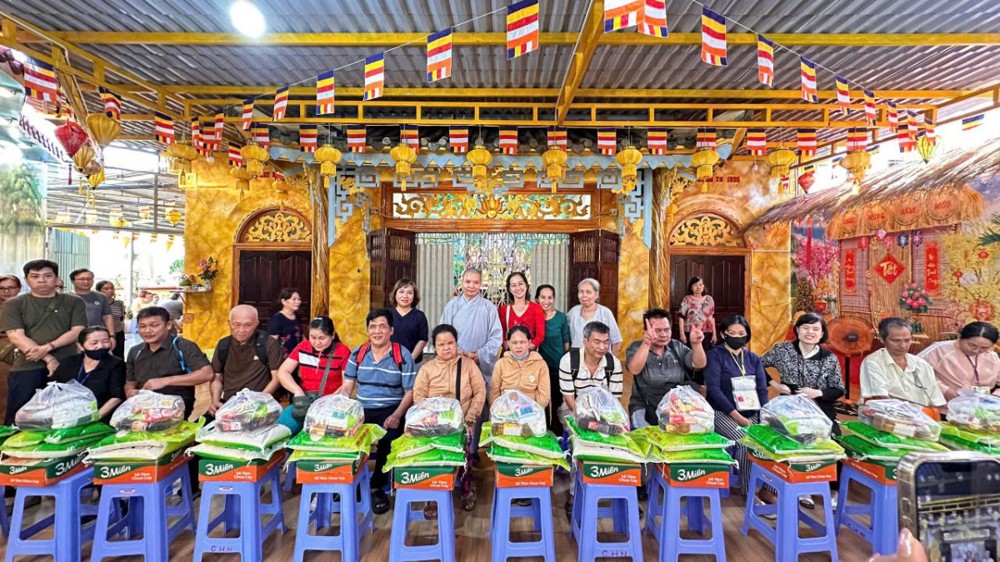 TP.HCM: Chùa Hoa Nghiêm tặng quà Xuân Di Lặc đến đồng bào khiếm thị