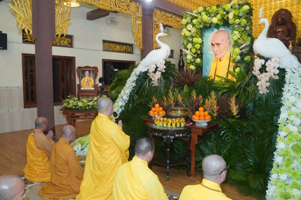 TP.HCM: Lễ thắp nến tri ân ân sư tại chùa Vạn Thiện