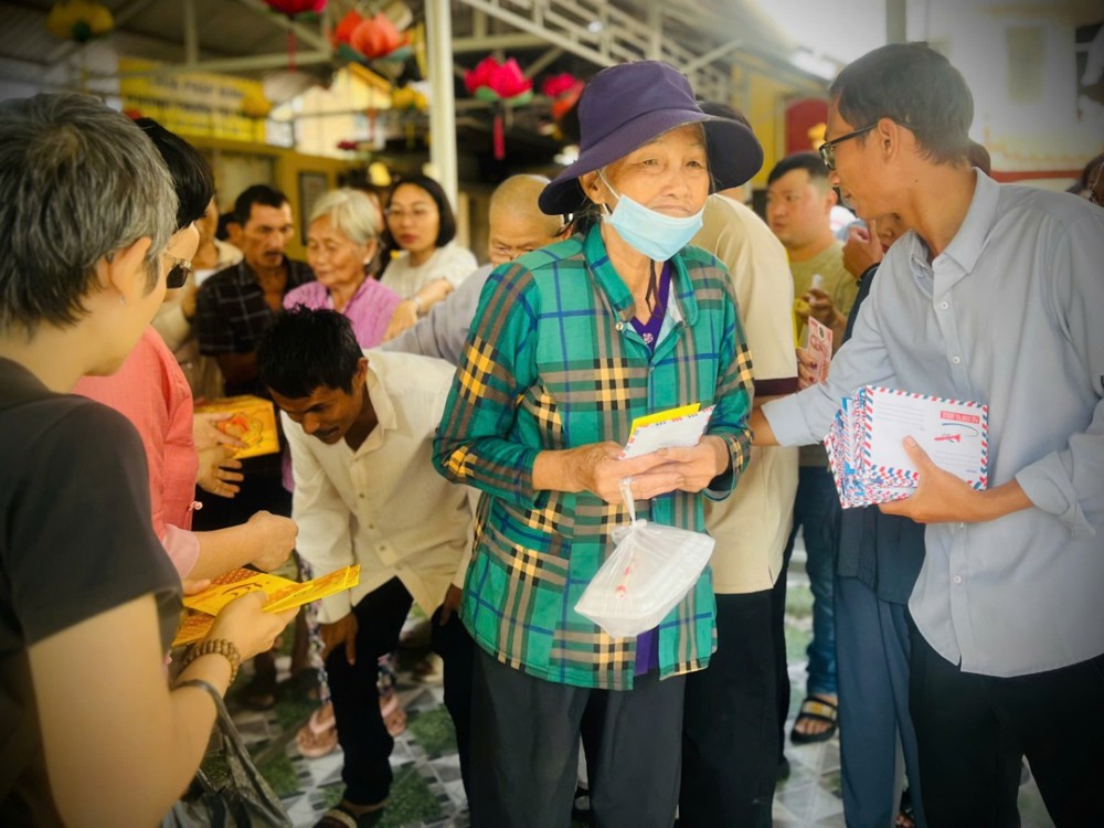 Tây Ninh: Chùa Pháp Hưng trao 200 phần quà Tết đến người có hoàn cảnh khó khăn