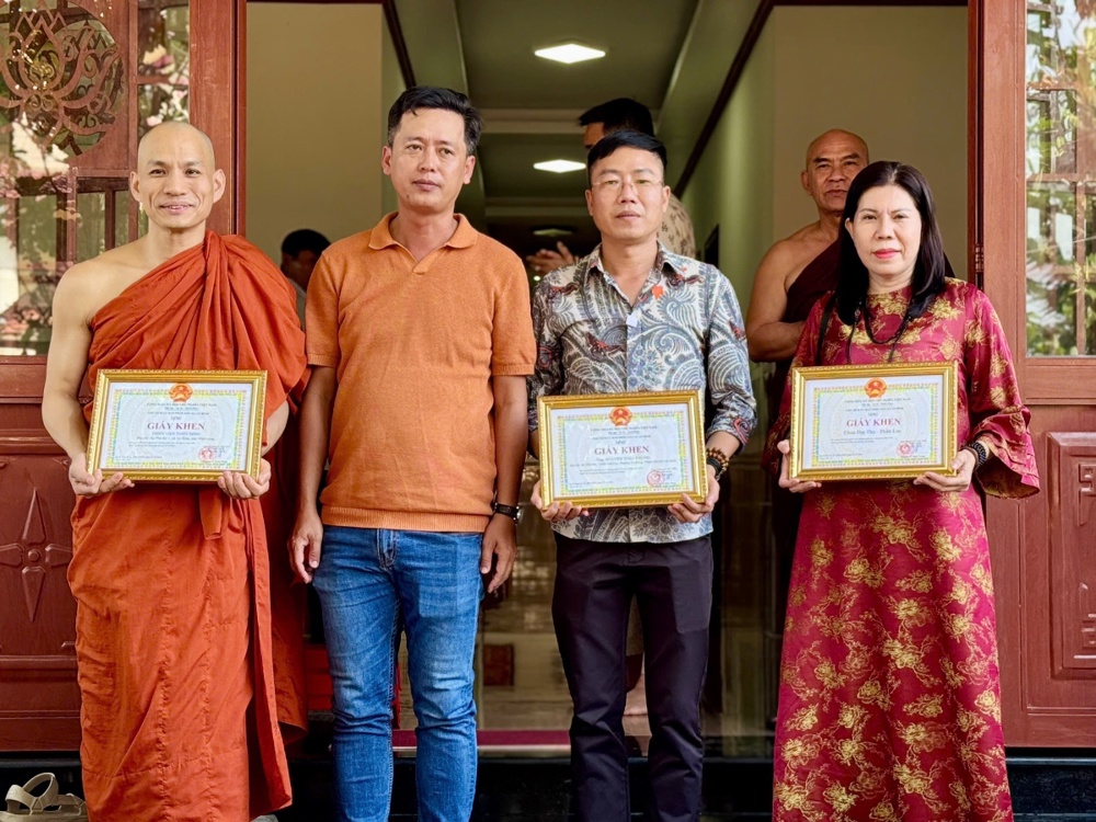 Vĩnh Long: Thiền viện Thiện Minh trao quà mừng xuân Bính Ngọ tại xã An Bình