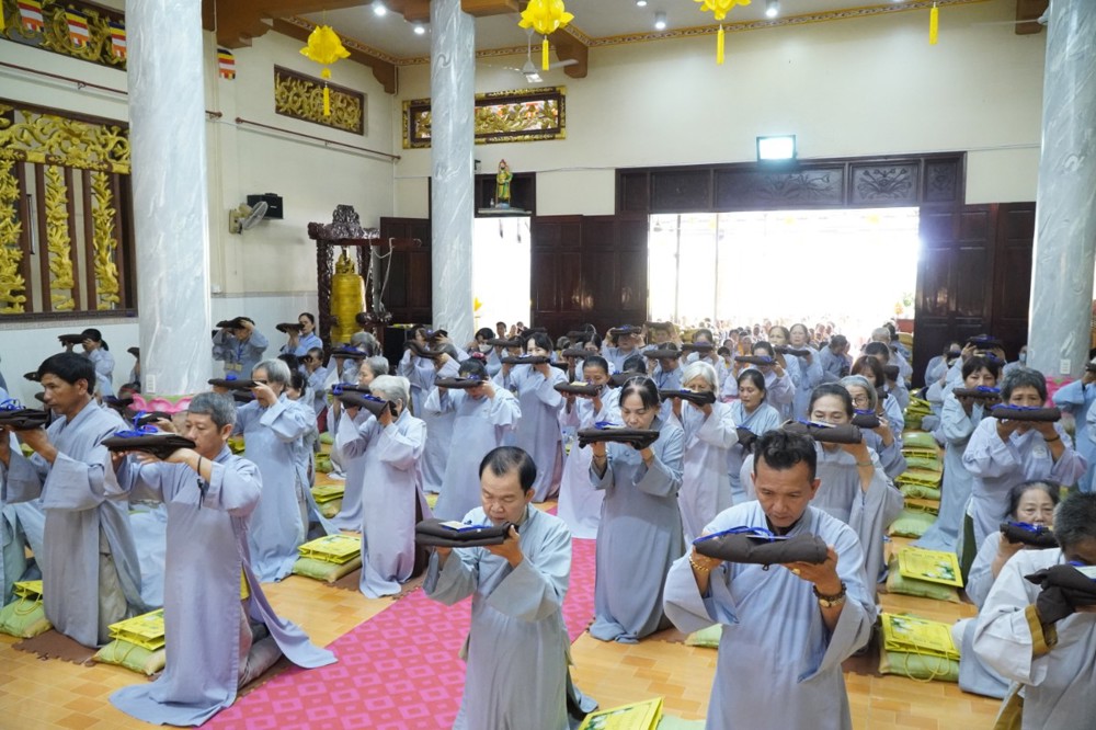 Đồng Tháp: Chùa Long Tế bế mạc khóa tu “Xuất gia gieo duyên” lần thứ 8 và kính mừng khánh đản Đức Phật A Di Đà