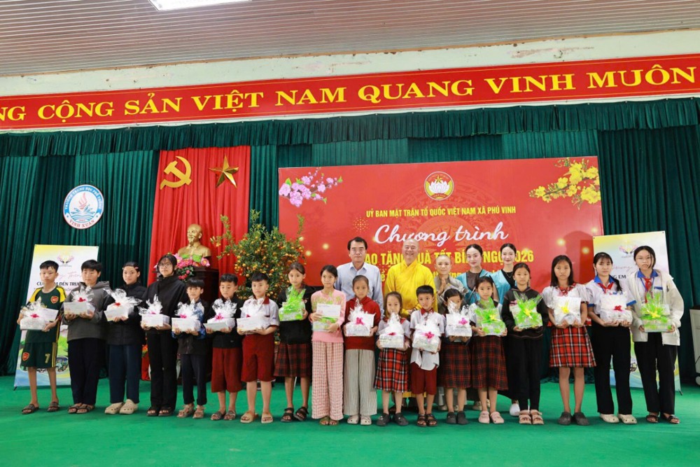 Huế: Quỹ học bổng “Cùng em đến trường – Đồng hành yêu thương” trao quà, học bổng tại xã Phú Vinh nhân dịp xuân mới