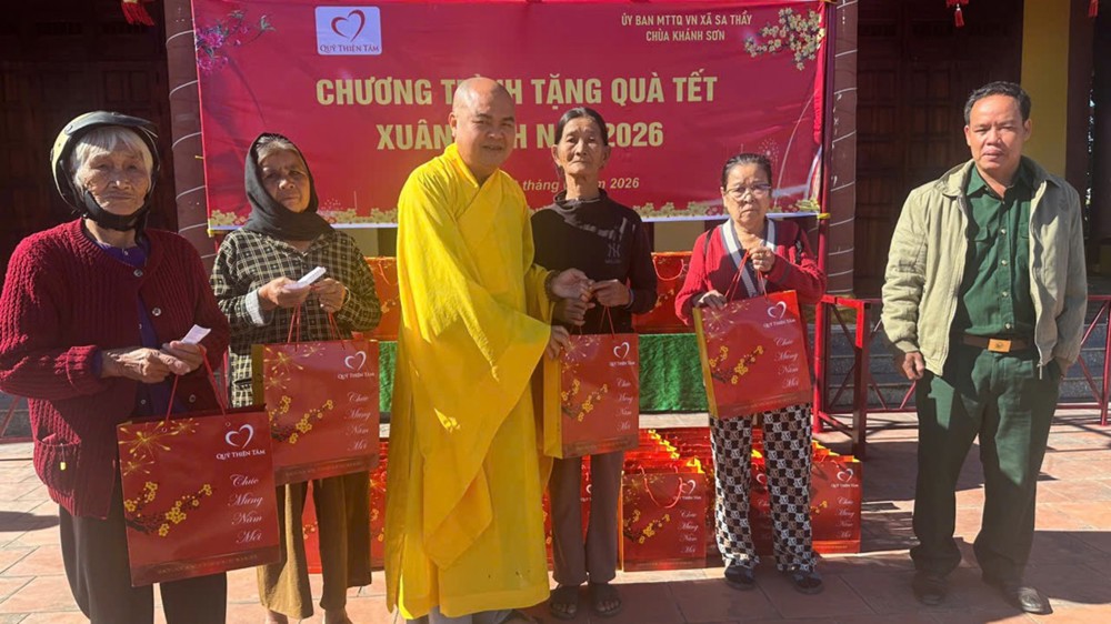 Quảng Ngãi: Thượng tọa Thích Nhuận Pháp trao quà Tết yêu thương đến bà con khó khăn