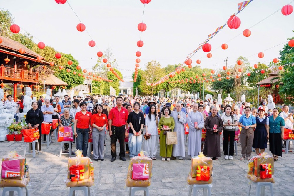 TP.HCM: Ni trưởng Huệ Tuyến trao 500 phần quà Tết đến người khiếm thị và bà con khó khăn