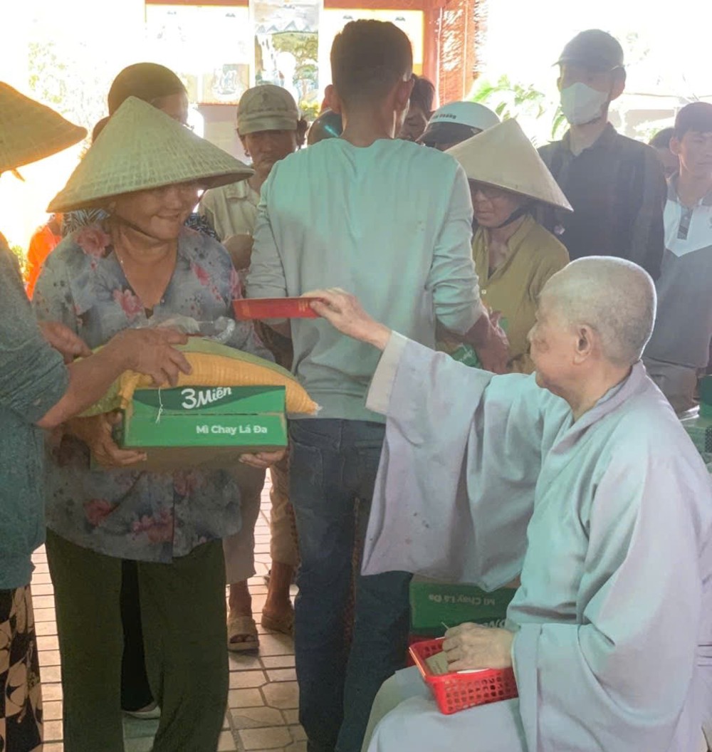 Vĩnh Long: 170 phần quà Từ bi lan tỏa yêu thương đến người nghèo và người khiếm thị tại xã Thạnh Phú