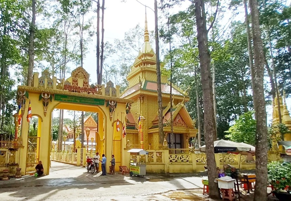 Về Vĩnh Long thăm chùa Âng, ngôi chùa Khmer cổ tráng lệ và trang nghiêm