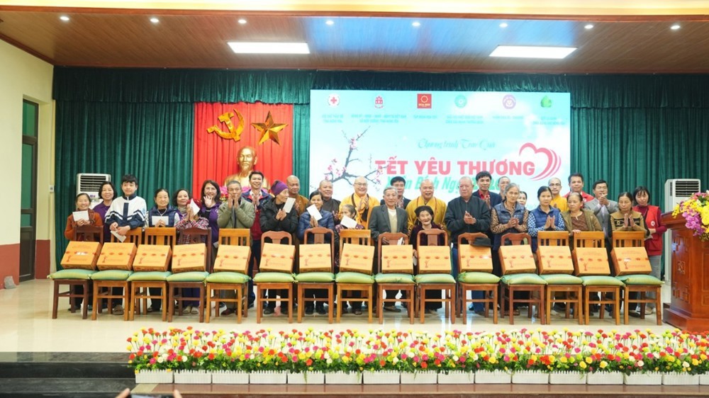 “Tết yêu thương Xuân Bính Ngọ 2026”: Trao gửi hơn 2.000 phần quà đến người dân Hưng Yên